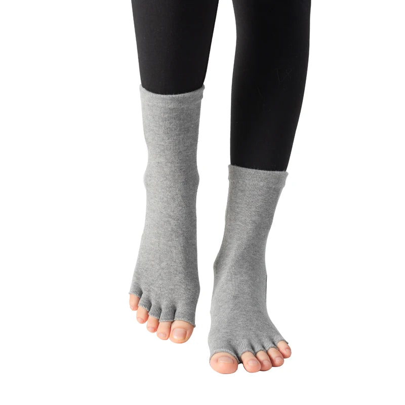 Silicone non-slip toeless yoga pilates socks with five fingers for women in fitness, sport, dance, ballet – elegant ankle socks for the active lady
