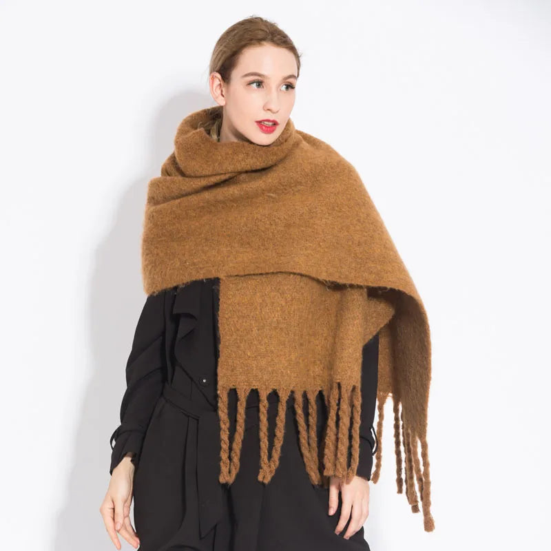 Nouvelle écharpe à carreaux en cachemire de luxe pour femme, châle d'hiver confortable et enveloppant avec de longs pompons 