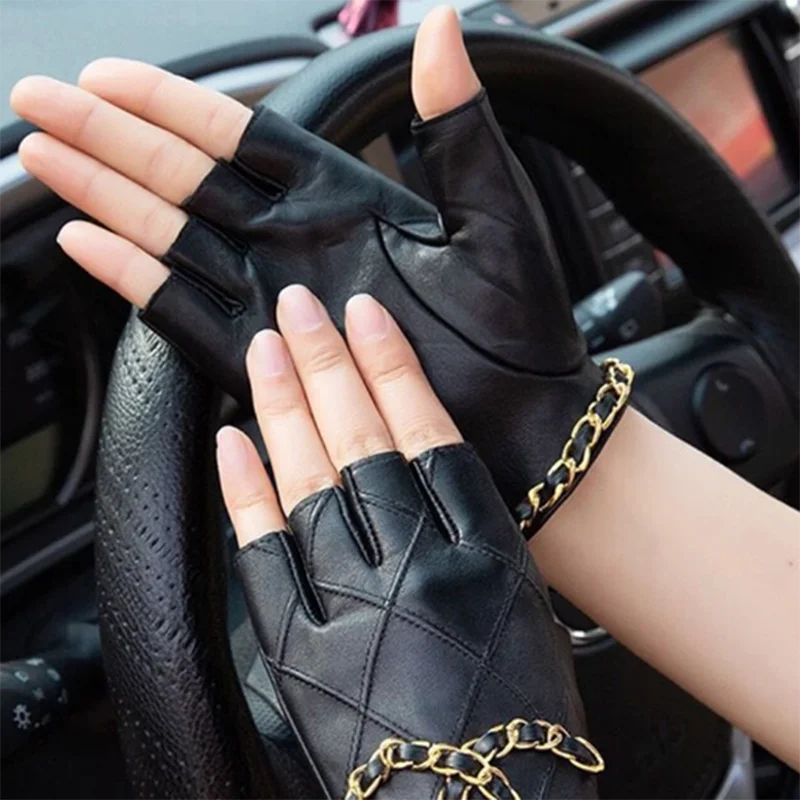 Charmez le crâne avec cette paire de demi-gants en cuir véritable pour femmes avec chaîne en métal - motard moto, écran tactile sans doigts, cadeaux de fête pour dames