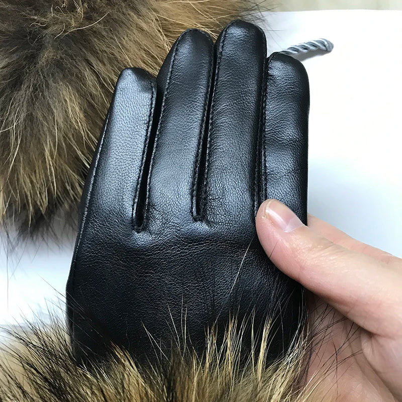 Gants luxueux en cuir véritable pour femme en fourrure de raton laveur, grande fourrure de raton laveur et peau de mouton, assurant une chaleur et un toucher veloutés pour la saison hivernale par temps froid et neigeux.