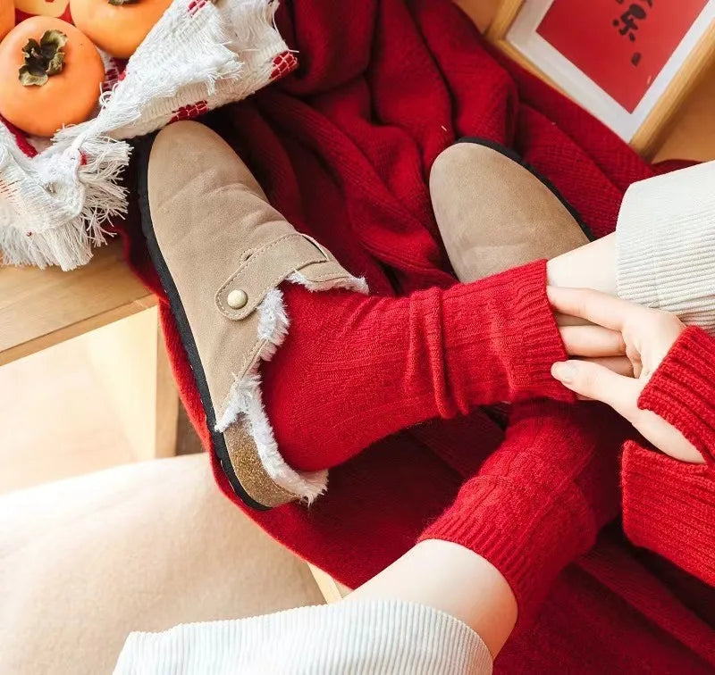 Gestrickte rote Wintersocken für Damen in verschiedenen Designs, um Ihre Füße warm und festlich zu halten