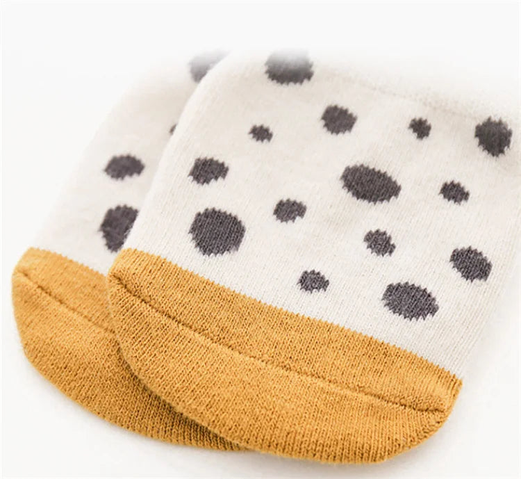 Entzückende gestreifte Kleinkind-Babysocken mit rutschfester Baumwollunterseite für Mädchen und Jungen von Neugeborenen bis 5 Jahren