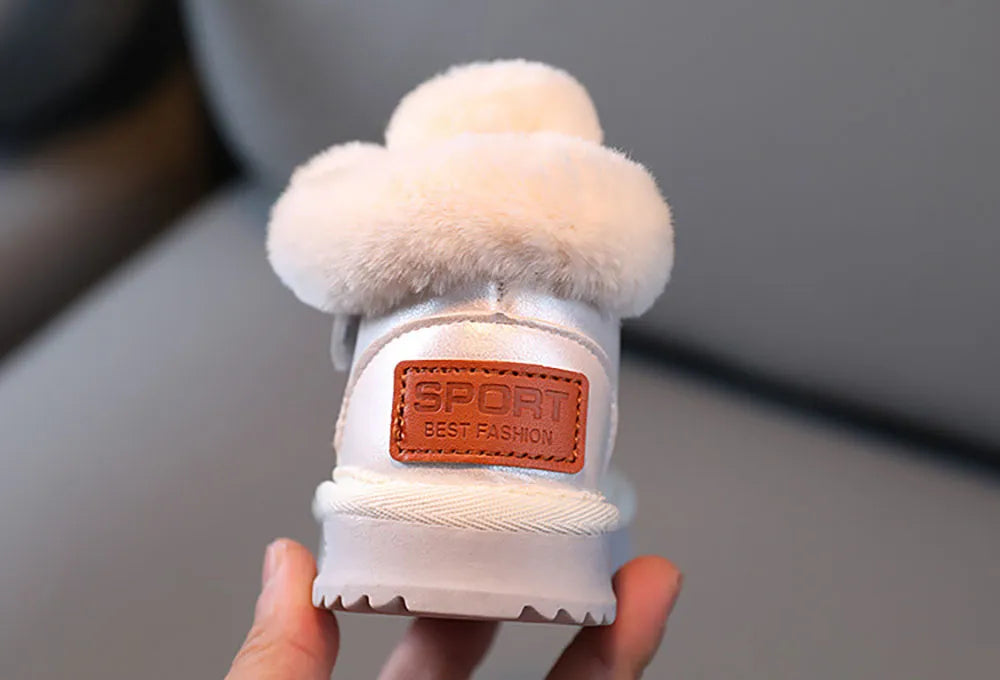 Bottes de neige d'hiver pour filles avec peluche pour plus de chaleur, confort antidérapant et luxe en velours à semelle souple pour enfants.