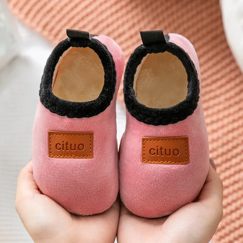 Confort hivernal pour les petits pieds : chaussures de sol en peluche pour enfants - chaleur douillette, design antidérapant doux, idéales pour la crèche et l'école
