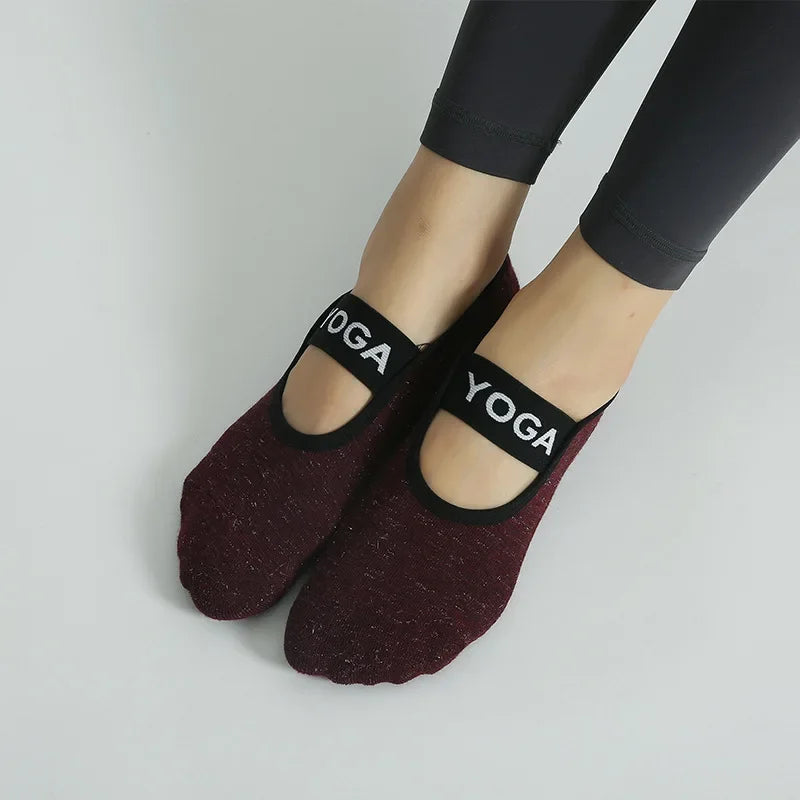 Chaussettes de yoga antidérapantes en silicone à pois en coton pour femmes - compagnon parfait pour le Pilates, design élégant et invisible