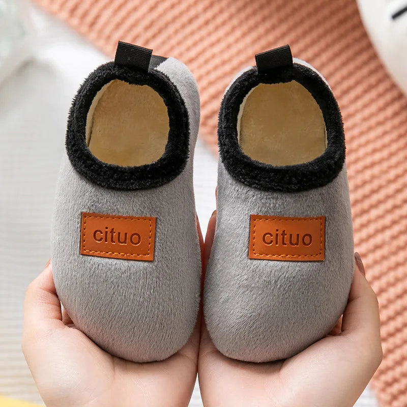 Confort hivernal pour les petits pieds : chaussures de sol en peluche pour enfants - chaleur douillette, design antidérapant doux, idéales pour la crèche et l'école