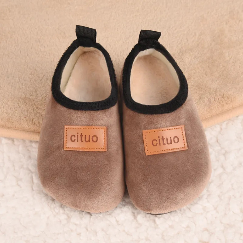 Confort hivernal pour les petits pieds : chaussures de sol en peluche pour enfants - chaleur douillette, design antidérapant doux, idéales pour la crèche et l'école