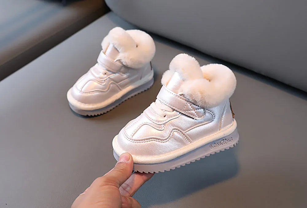 Bottes de neige d'hiver pour filles avec peluche pour plus de chaleur, confort antidérapant et luxe en velours à semelle souple pour enfants.