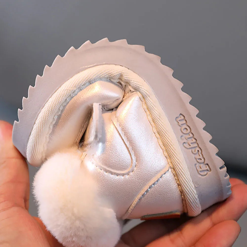 Bottes de neige d'hiver pour filles avec peluche pour plus de chaleur, confort antidérapant et luxe en velours à semelle souple pour enfants.