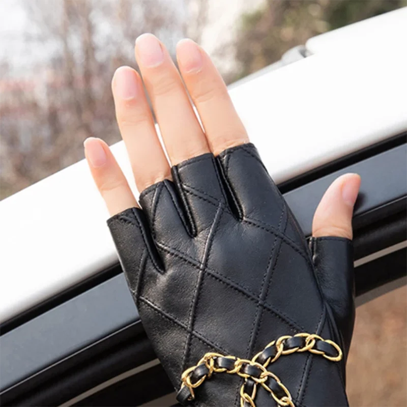 Charmez le crâne avec cette paire de demi-gants en cuir véritable pour femmes avec chaîne en métal - motard moto, écran tactile sans doigts, cadeaux de fête pour dames