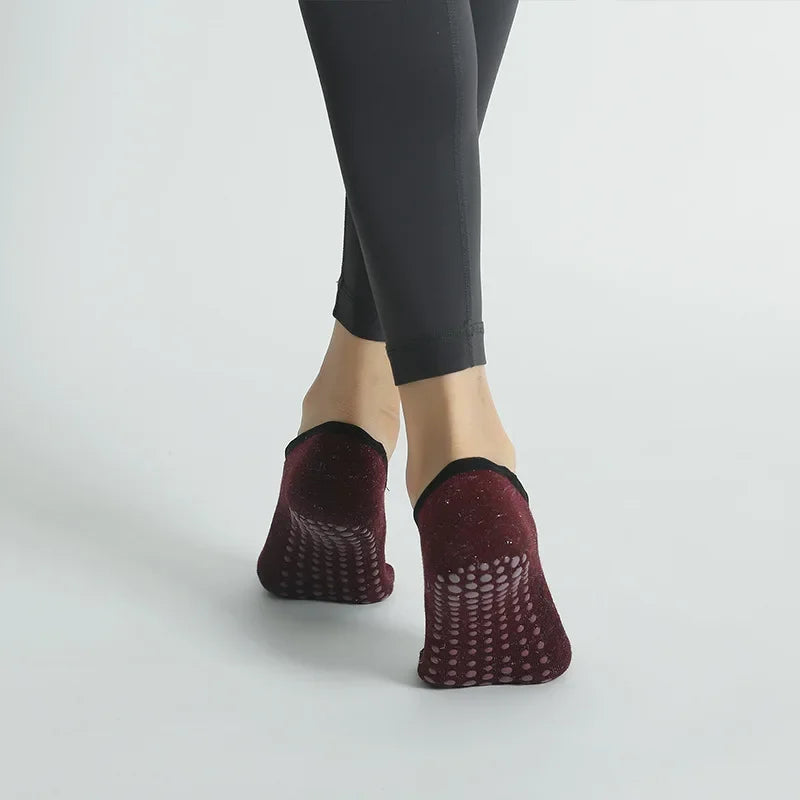 Chaussettes de yoga antidérapantes en silicone à pois en coton pour femmes - compagnon parfait pour le Pilates, design élégant et invisible