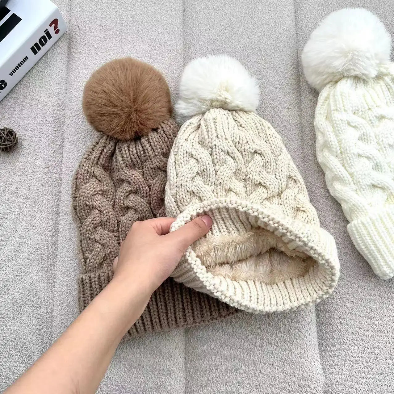 Bonnet chic en tricot torsadé pour l'hiver aux couleurs bonbons