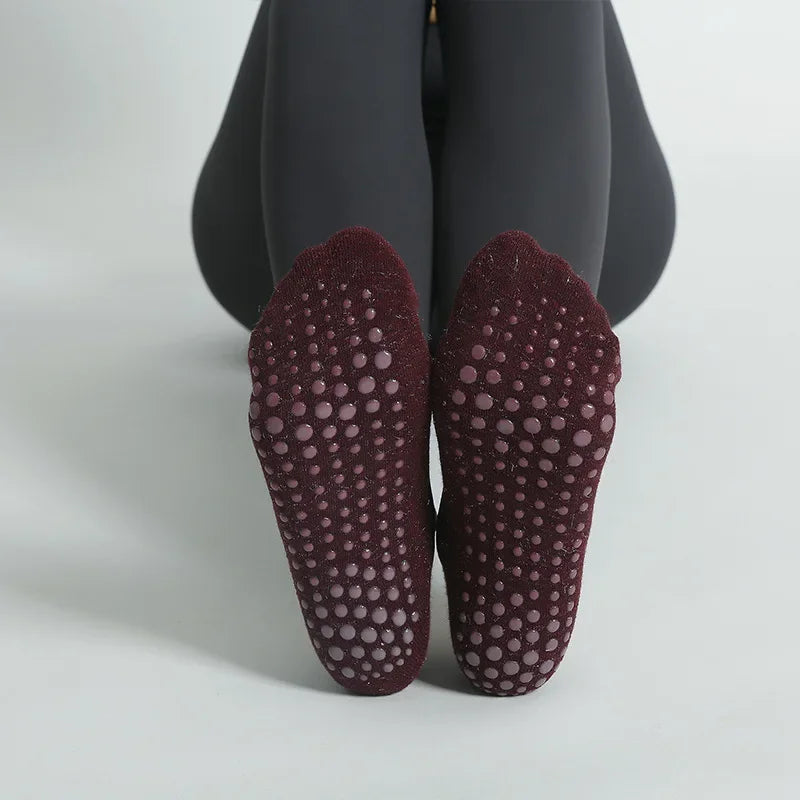 Chaussettes de yoga antidérapantes en silicone à pois en coton pour femmes - compagnon parfait pour le Pilates, design élégant et invisible