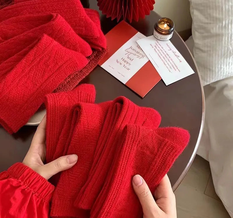 Chaussettes d'hiver rouges tricotées pour femmes dans différents modèles pour garder vos pieds au chaud et festifs