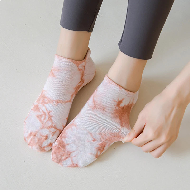 Chaussettes de yoga tendance en coton teint par nœuds pour femmes avec poignée antidérapante en silicone pour des apparences de yoga Pilates élégantes et un confort bas de la cheville