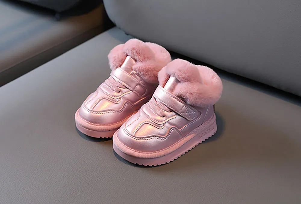 Bottes de neige d'hiver pour filles avec peluche pour plus de chaleur, confort antidérapant et luxe en velours à semelle souple pour enfants.