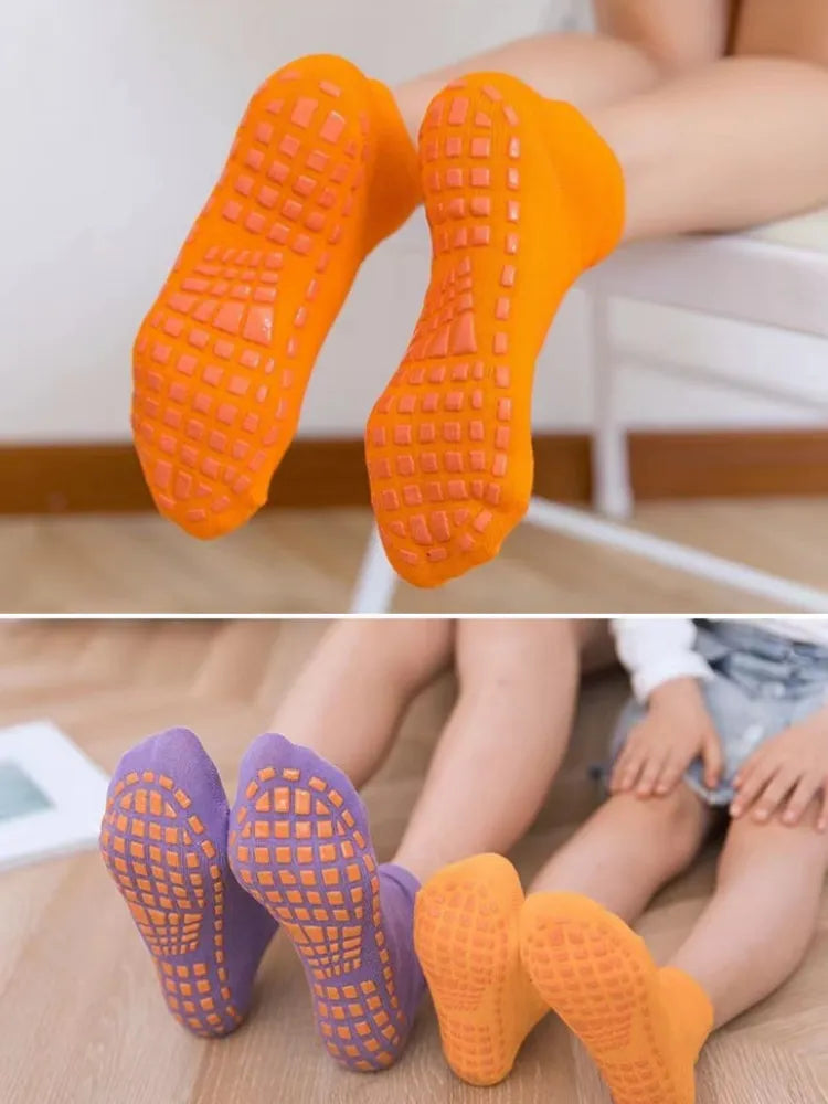 Chaussettes confortables élastiques antidérapantes en coton respirant pour le yoga, la gym, le pilates ou le trampoline, les pas stables pour enfants, le ballet et d'autres activités.