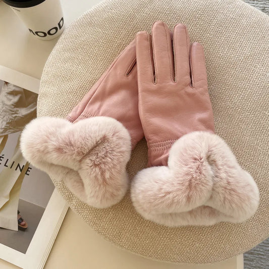 Chaleur hivernale dans des gants en peau de mouton véritable pour que les femmes restent au chaud et élégantes à chaque trajet.