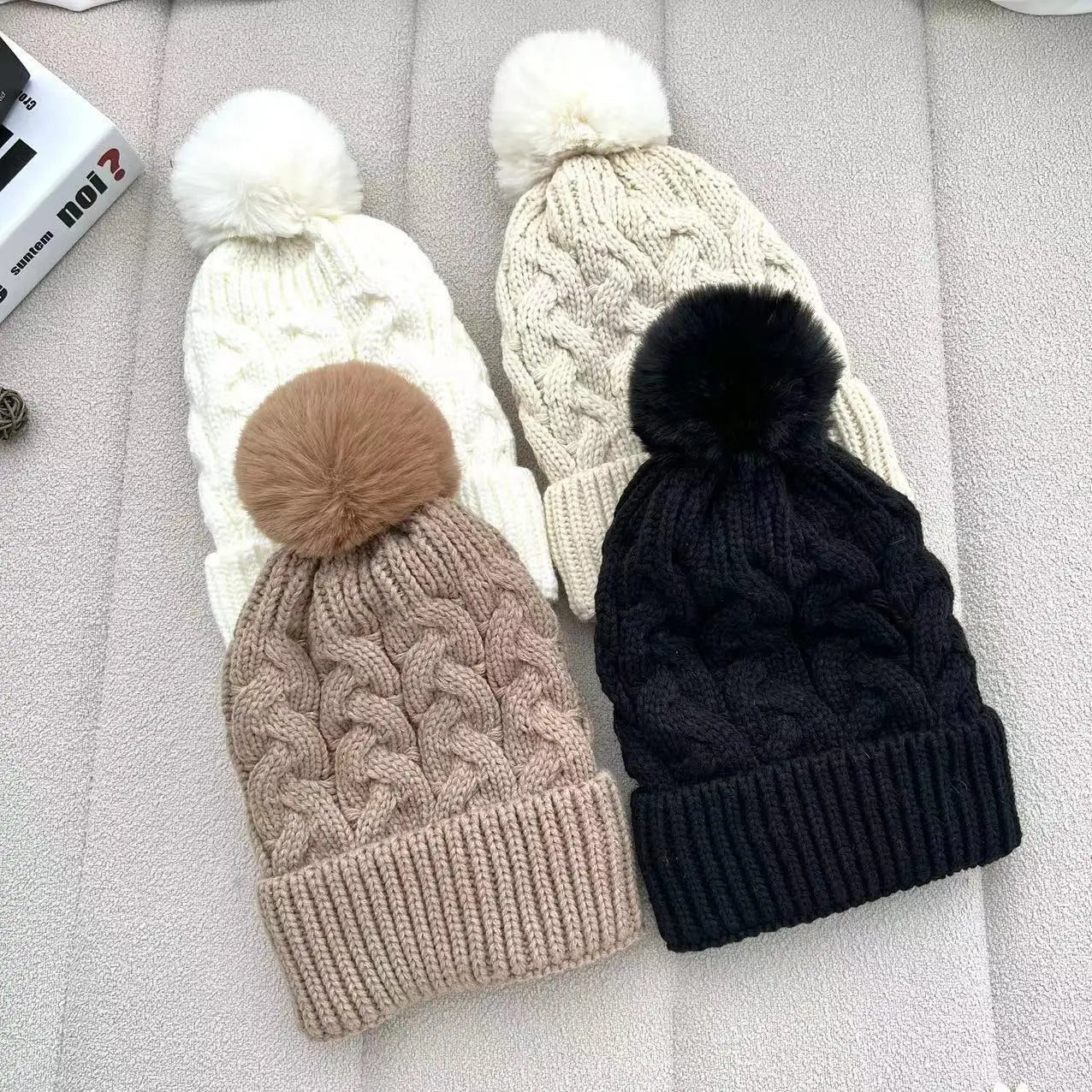 Bonnet chic en tricot torsadé pour l'hiver aux couleurs bonbons