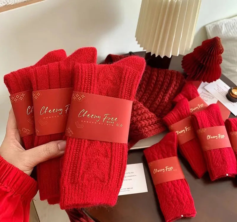 Chaussettes d'hiver rouges tricotées pour femmes dans différents modèles pour garder vos pieds au chaud et festifs